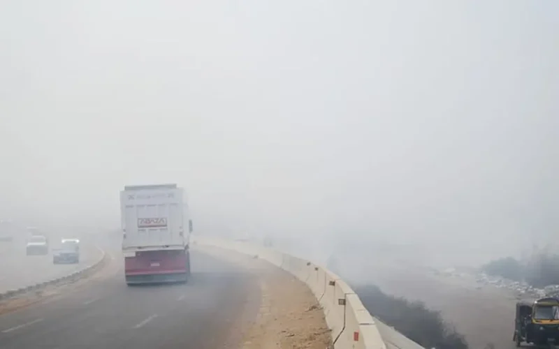 تحذير للمسافرين.. ضباب كثيف يسيطر على طرق المحافظات خلال ساعات الصباح المقبلة